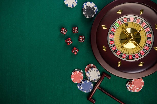 mahajitu Domino QQ hand rankings displayed on table interface with tile combinations